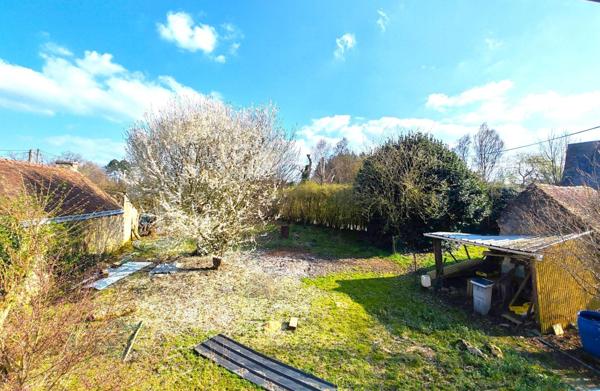 Au coeur d'un petit hameau, maison de campagne, ses dépendances et son terrain.
