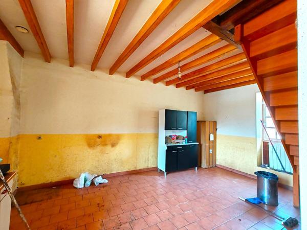 Au coeur d'un petit hameau, maison de campagne, ses dépendances et son terrain.