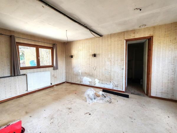 Au coeur d'un petit hameau, maison de campagne, ses dépendances et son terrain.