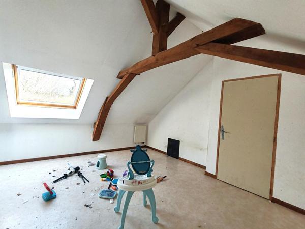 Au coeur d'un petit hameau, maison de campagne, ses dépendances et son terrain.