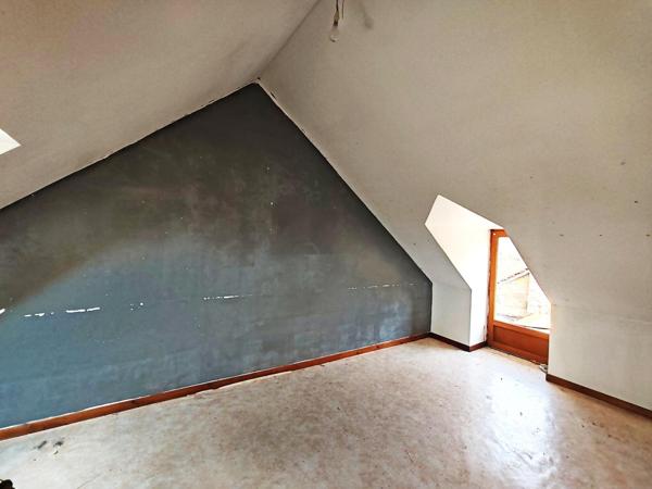 Au coeur d'un petit hameau, maison de campagne, ses dépendances et son terrain.