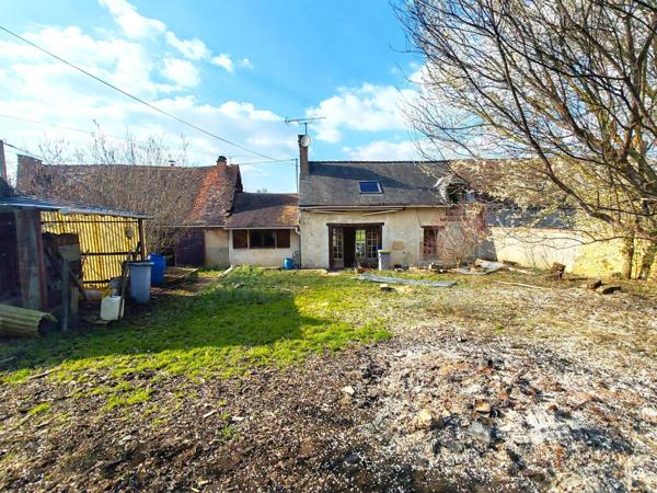 Au coeur d'un petit hameau, maison de campagne, ses dépendances et son terrain.