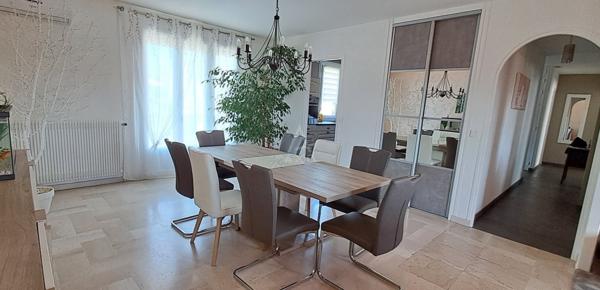 Maison sur sous sol semi enterré