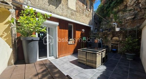 🏡 BSK IMMOBILIER – VALÉRIE BARBIERI vous propose à la vente cette magnifique maison de village entièrement rénovée ! 🏡

✨ Le charme de l'ancien allié au confort moderne ✨

Au cœur d'un village provençal plein de caractère, découvrez cette superbe maison de village entièrement rénovée avec goût, offrant de beaux volumes, une grande terrasse et des prestations recherchées.
Élevée sur plusieurs niveaux, cette maison clé en main séduira les amateurs d'authenticité à la recherche d'un bien sans travaux, idéal en résidence principale, secondaire ou pour un investissement locatif de qualité.

Une distribution fonctionnelle et agréable :
🔹 Rez-de-chaussée
Une entrée accueillante, un grand garage ainsi qu'un vaste atelier offrant de nombreuses possibilités de rangement, de stockage ou d'aménagement.

🔹 1er étage
Une belle pièce de vie lumineuse comprenant un salon et une salle à manger ouverts sur une cuisine moderne entièrement aménagée et équipée. Cet espace convivial donne accès à une grande terrasse, véritable prolongement de la maison pour profiter des beaux jours en toute intimité.

🔹 2ème étage
Deux chambres confortables ainsi qu'une salle d'eau moderne et fonctionnelle. Une salle de bain, un dressing.

🔹 Dernier niveau
Des combles aménagés offrant une pièce supplémentaire pouvant accueillir selon vos besoins un bureau, une chambre d'appoint, un espace détente, une salle de jeux ou un atelier créatif.

Les points forts de cette maison :

💛 Maison entièrement rénovée – aucun travaux à prévoir
💛 Grande terrasse, un véritable atout rare pour une maison de village
💛 Grand garage et atelier
💛 Beaux volumes et excellente optimisation des espaces
💛 Charme et authenticité préservés
💛 Bien clé en main
💛 Faibles contraintes d'entretien
💛 Idéal résidence principale, secondaire ou investissement locatif

📍 Située dans un environnement agréable, à proximité des commodités et de la vie du village, cette maison offre un cadre de vie chaleureux et authentique au cœur de la Provence.

✨ Un bien rare sur le marché qui saura séduire les amateurs de caractère et de confort.

📞 Contactez-moi dès maintenant pour organiser une visite et découvrir tout le potentiel de cette charmante maison.
Visites possibles 7 jours sur 7, week-ends et jours fériés inclus sur rendez-vous.