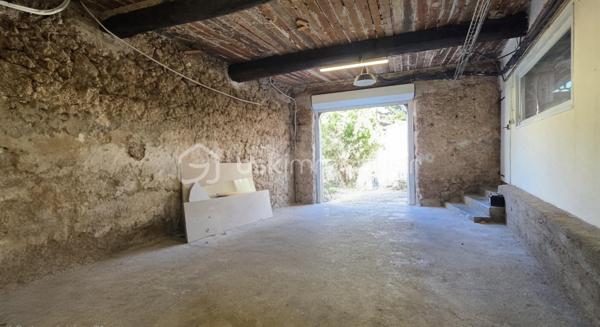 🏡 BSK IMMOBILIER – VALÉRIE BARBIERI vous propose à la vente cette magnifique maison de village entièrement rénovée ! 🏡

✨ Le charme de l'ancien allié au confort moderne ✨

Au cœur d'un village provençal plein de caractère, découvrez cette superbe maison de village entièrement rénovée avec goût, offrant de beaux volumes, une grande terrasse et des prestations recherchées.
Élevée sur plusieurs niveaux, cette maison clé en main séduira les amateurs d'authenticité à la recherche d'un bien sans travaux, idéal en résidence principale, secondaire ou pour un investissement locatif de qualité.

Une distribution fonctionnelle et agréable :
🔹 Rez-de-chaussée
Une entrée accueillante, un grand garage ainsi qu'un vaste atelier offrant de nombreuses possibilités de rangement, de stockage ou d'aménagement.

🔹 1er étage
Une belle pièce de vie lumineuse comprenant un salon et une salle à manger ouverts sur une cuisine moderne entièrement aménagée et équipée. Cet espace convivial donne accès à une grande terrasse, véritable prolongement de la maison pour profiter des beaux jours en toute intimité.

🔹 2ème étage
Deux chambres confortables ainsi qu'une salle d'eau moderne et fonctionnelle. Une salle de bain, un dressing.

🔹 Dernier niveau
Des combles aménagés offrant une pièce supplémentaire pouvant accueillir selon vos besoins un bureau, une chambre d'appoint, un espace détente, une salle de jeux ou un atelier créatif.

Les points forts de cette maison :

💛 Maison entièrement rénovée – aucun travaux à prévoir
💛 Grande terrasse, un véritable atout rare pour une maison de village
💛 Grand garage et atelier
💛 Beaux volumes et excellente optimisation des espaces
💛 Charme et authenticité préservés
💛 Bien clé en main
💛 Faibles contraintes d'entretien
💛 Idéal résidence principale, secondaire ou investissement locatif

📍 Située dans un environnement agréable, à proximité des commodités et de la vie du village, cette maison offre un cadre de vie chaleureux et authentique au cœur de la Provence.

✨ Un bien rare sur le marché qui saura séduire les amateurs de caractère et de confort.

📞 Contactez-moi dès maintenant pour organiser une visite et découvrir tout le potentiel de cette charmante maison.
Visites possibles 7 jours sur 7, week-ends et jours fériés inclus sur rendez-vous.