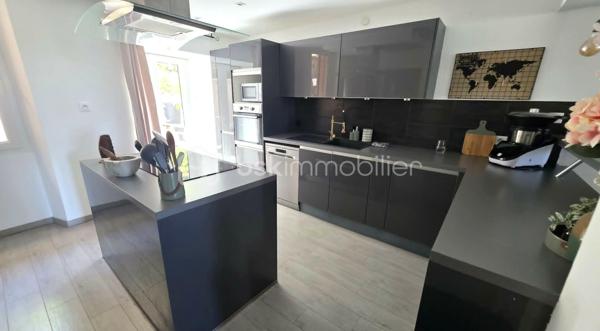 🏡 BSK IMMOBILIER – VALÉRIE BARBIERI vous propose à la vente cette magnifique maison de village entièrement rénovée ! 🏡

✨ Le charme de l'ancien allié au confort moderne ✨

Au cœur d'un village provençal plein de caractère, découvrez cette superbe maison de village entièrement rénovée avec goût, offrant de beaux volumes, une grande terrasse et des prestations recherchées.
Élevée sur plusieurs niveaux, cette maison clé en main séduira les amateurs d'authenticité à la recherche d'un bien sans travaux, idéal en résidence principale, secondaire ou pour un investissement locatif de qualité.

Une distribution fonctionnelle et agréable :
🔹 Rez-de-chaussée
Une entrée accueillante, un grand garage ainsi qu'un vaste atelier offrant de nombreuses possibilités de rangement, de stockage ou d'aménagement.

🔹 1er étage
Une belle pièce de vie lumineuse comprenant un salon et une salle à manger ouverts sur une cuisine moderne entièrement aménagée et équipée. Cet espace convivial donne accès à une grande terrasse, véritable prolongement de la maison pour profiter des beaux jours en toute intimité.

🔹 2ème étage
Deux chambres confortables ainsi qu'une salle d'eau moderne et fonctionnelle. Une salle de bain, un dressing.

🔹 Dernier niveau
Des combles aménagés offrant une pièce supplémentaire pouvant accueillir selon vos besoins un bureau, une chambre d'appoint, un espace détente, une salle de jeux ou un atelier créatif.

Les points forts de cette maison :

💛 Maison entièrement rénovée – aucun travaux à prévoir
💛 Grande terrasse, un véritable atout rare pour une maison de village
💛 Grand garage et atelier
💛 Beaux volumes et excellente optimisation des espaces
💛 Charme et authenticité préservés
💛 Bien clé en main
💛 Faibles contraintes d'entretien
💛 Idéal résidence principale, secondaire ou investissement locatif

📍 Située dans un environnement agréable, à proximité des commodités et de la vie du village, cette maison offre un cadre de vie chaleureux et authentique au cœur de la Provence.

✨ Un bien rare sur le marché qui saura séduire les amateurs de caractère et de confort.

📞 Contactez-moi dès maintenant pour organiser une visite et découvrir tout le potentiel de cette charmante maison.
Visites possibles 7 jours sur 7, week-ends et jours fériés inclus sur rendez-vous.