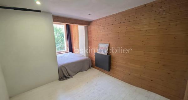 🏡 BSK IMMOBILIER – VALÉRIE BARBIERI vous propose à la vente cette magnifique maison de village entièrement rénovée ! 🏡

✨ Le charme de l'ancien allié au confort moderne ✨

Au cœur d'un village provençal plein de caractère, découvrez cette superbe maison de village entièrement rénovée avec goût, offrant de beaux volumes, une grande terrasse et des prestations recherchées.
Élevée sur plusieurs niveaux, cette maison clé en main séduira les amateurs d'authenticité à la recherche d'un bien sans travaux, idéal en résidence principale, secondaire ou pour un investissement locatif de qualité.

Une distribution fonctionnelle et agréable :
🔹 Rez-de-chaussée
Une entrée accueillante, un grand garage ainsi qu'un vaste atelier offrant de nombreuses possibilités de rangement, de stockage ou d'aménagement.

🔹 1er étage
Une belle pièce de vie lumineuse comprenant un salon et une salle à manger ouverts sur une cuisine moderne entièrement aménagée et équipée. Cet espace convivial donne accès à une grande terrasse, véritable prolongement de la maison pour profiter des beaux jours en toute intimité.

🔹 2ème étage
Deux chambres confortables ainsi qu'une salle d'eau moderne et fonctionnelle. Une salle de bain, un dressing.

🔹 Dernier niveau
Des combles aménagés offrant une pièce supplémentaire pouvant accueillir selon vos besoins un bureau, une chambre d'appoint, un espace détente, une salle de jeux ou un atelier créatif.

Les points forts de cette maison :

💛 Maison entièrement rénovée – aucun travaux à prévoir
💛 Grande terrasse, un véritable atout rare pour une maison de village
💛 Grand garage et atelier
💛 Beaux volumes et excellente optimisation des espaces
💛 Charme et authenticité préservés
💛 Bien clé en main
💛 Faibles contraintes d'entretien
💛 Idéal résidence principale, secondaire ou investissement locatif

📍 Située dans un environnement agréable, à proximité des commodités et de la vie du village, cette maison offre un cadre de vie chaleureux et authentique au cœur de la Provence.

✨ Un bien rare sur le marché qui saura séduire les amateurs de caractère et de confort.

📞 Contactez-moi dès maintenant pour organiser une visite et découvrir tout le potentiel de cette charmante maison.
Visites possibles 7 jours sur 7, week-ends et jours fériés inclus sur rendez-vous.