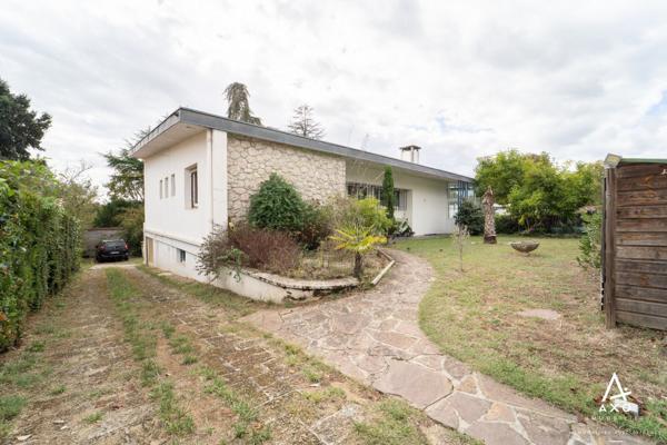 Maison d'architecte familiale avec pisine, un T2 et un terrain arboré