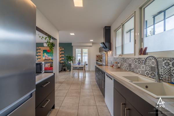 Maison d'architecte familiale avec pisine, un T2 et un terrain arboré