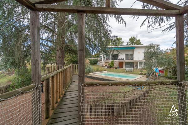 Maison d'architecte familiale avec pisine, un T2 et un terrain arboré