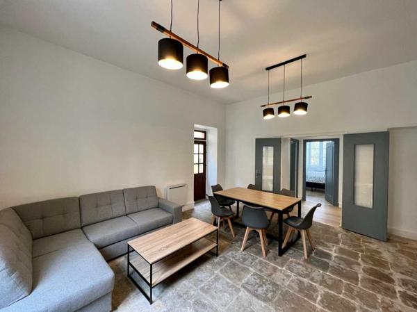 Maison ancienne - Saint-cyprien Bel immeuble ancien : Appartement rénové en plein cœur de SAINT-CYPRIEN et ses commerces (2 chambres, terrasse)