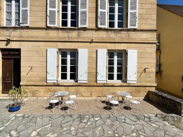 Maison ancienne - Saint-cyprien Bel immeuble ancien : Appartement rénové en plein cœur de SAINT-CYPRIEN et ses commerces (2 chambres, terrasse)