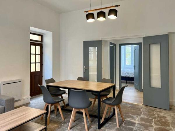 Maison ancienne - Saint-cyprien Bel immeuble ancien : Appartement rénové en plein cœur de SAINT-CYPRIEN et ses commerces (2 chambres, terrasse)