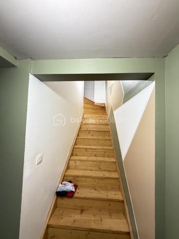 A découvrir sur la commune de Sourcieux Les Mines, cette charmante maison de ville de 64 M2, située au sein d'une petite copropriété de seulement 8 lots (ancien de corps de ferme restauré).

L'habitation, répartie sur le 1er et 2ème niveau, se compose d'une agréable pièce de vie de 29 M2 en double exposition, avec un espace  cuisine aménagée et une buanderie
 - Au 2ème et dernier étage deux chambres et une salle de bains-

A l'extérieur vous profiterez d'un jardin clôturé et privatif (environ 20 M2) ainsi que de deux places de stationnement privatives.

Véritable atout supplémentaire, une belle cave voutée d'environ 30 M2 au sol, offrant un fort potentiel et pouvant être reliée directement à l'habitation par un escalier.

Chauf indiv elec -  bien en excellent état.
Ecoles maternelle et primaire à proximité, avec Environnement très calme -  accès rapide vers Lentilly - 30 Minutes de Lyon - A89 à environ 10 minutes -
Une visite, un coup de coeur, un achat.....