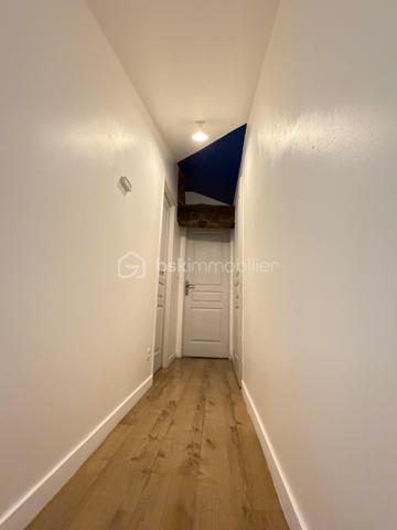 A découvrir sur la commune de Sourcieux Les Mines, cette charmante maison de ville de 64 M2, située au sein d'une petite copropriété de seulement 8 lots (ancien de corps de ferme restauré).

L'habitation, répartie sur le 1er et 2ème niveau, se compose d'une agréable pièce de vie de 29 M2 en double exposition, avec un espace  cuisine aménagée et une buanderie
 - Au 2ème et dernier étage deux chambres et une salle de bains-

A l'extérieur vous profiterez d'un jardin clôturé et privatif (environ 20 M2) ainsi que de deux places de stationnement privatives.

Véritable atout supplémentaire, une belle cave voutée d'environ 30 M2 au sol, offrant un fort potentiel et pouvant être reliée directement à l'habitation par un escalier.

Chauf indiv elec -  bien en excellent état.
Ecoles maternelle et primaire à proximité, avec Environnement très calme -  accès rapide vers Lentilly - 30 Minutes de Lyon - A89 à environ 10 minutes -
Une visite, un coup de coeur, un achat.....