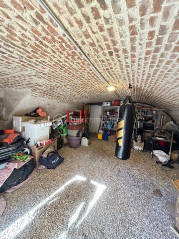 A découvrir sur la commune de Sourcieux Les Mines, cette charmante maison de ville de 64 M2, située au sein d'une petite copropriété de seulement 8 lots (ancien de corps de ferme restauré).

L'habitation, répartie sur le 1er et 2ème niveau, se compose d'une agréable pièce de vie de 29 M2 en double exposition, avec un espace  cuisine aménagée et une buanderie
 - Au 2ème et dernier étage deux chambres et une salle de bains-

A l'extérieur vous profiterez d'un jardin clôturé et privatif (environ 20 M2) ainsi que de deux places de stationnement privatives.

Véritable atout supplémentaire, une belle cave voutée d'environ 30 M2 au sol, offrant un fort potentiel et pouvant être reliée directement à l'habitation par un escalier.

Chauf indiv elec -  bien en excellent état.
Ecoles maternelle et primaire à proximité, avec Environnement très calme -  accès rapide vers Lentilly - 30 Minutes de Lyon - A89 à environ 10 minutes -
Une visite, un coup de coeur, un achat.....