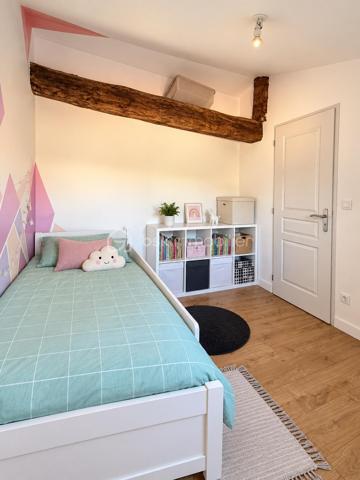 A découvrir sur la commune de Sourcieux Les Mines, cette charmante maison de ville de 64 M2, située au sein d'une petite copropriété de seulement 8 lots (ancien de corps de ferme restauré).

L'habitation, répartie sur le 1er et 2ème niveau, se compose d'une agréable pièce de vie de 29 M2 en double exposition, avec un espace  cuisine aménagée et une buanderie
 - Au 2ème et dernier étage deux chambres et une salle de bains-

A l'extérieur vous profiterez d'un jardin clôturé et privatif (environ 20 M2) ainsi que de deux places de stationnement privatives.

Véritable atout supplémentaire, une belle cave voutée d'environ 30 M2 au sol, offrant un fort potentiel et pouvant être reliée directement à l'habitation par un escalier.

Chauf indiv elec -  bien en excellent état.
Ecoles maternelle et primaire à proximité, avec Environnement très calme -  accès rapide vers Lentilly - 30 Minutes de Lyon - A89 à environ 10 minutes -
Une visite, un coup de coeur, un achat.....