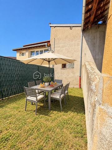 A découvrir sur la commune de Sourcieux Les Mines, cette charmante maison de ville de 64 M2, située au sein d'une petite copropriété de seulement 8 lots (ancien de corps de ferme restauré).

L'habitation, répartie sur le 1er et 2ème niveau, se compose d'une agréable pièce de vie de 29 M2 en double exposition, avec un espace  cuisine aménagée et une buanderie
 - Au 2ème et dernier étage deux chambres et une salle de bains-

A l'extérieur vous profiterez d'un jardin clôturé et privatif (environ 20 M2) ainsi que de deux places de stationnement privatives.

Véritable atout supplémentaire, une belle cave voutée d'environ 30 M2 au sol, offrant un fort potentiel et pouvant être reliée directement à l'habitation par un escalier.

Chauf indiv elec -  bien en excellent état.
Ecoles maternelle et primaire à proximité, avec Environnement très calme -  accès rapide vers Lentilly - 30 Minutes de Lyon - A89 à environ 10 minutes -
Une visite, un coup de coeur, un achat.....