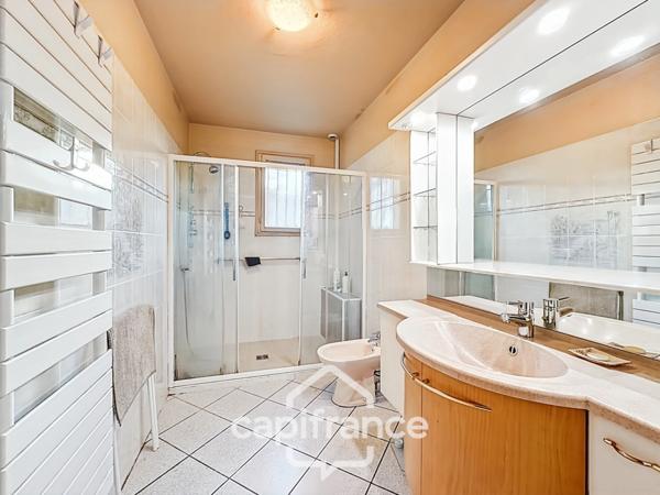 Maison de plain pied, double garage, 3 chambre, jardin clos