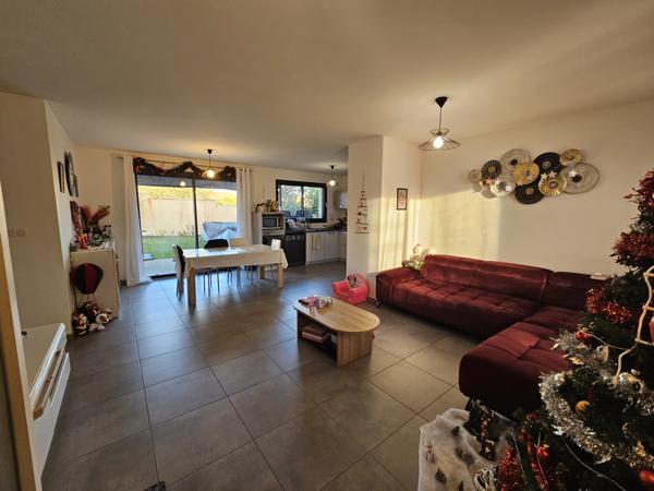 Montamisé, maison Plain pied de type 5 avec garage et jardin.