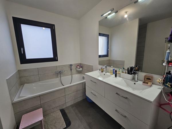 Montamisé, maison Plain pied de type 5 avec garage et jardin.