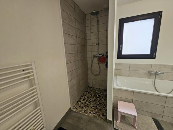 Montamisé, maison Plain pied de type 5 avec garage et jardin.