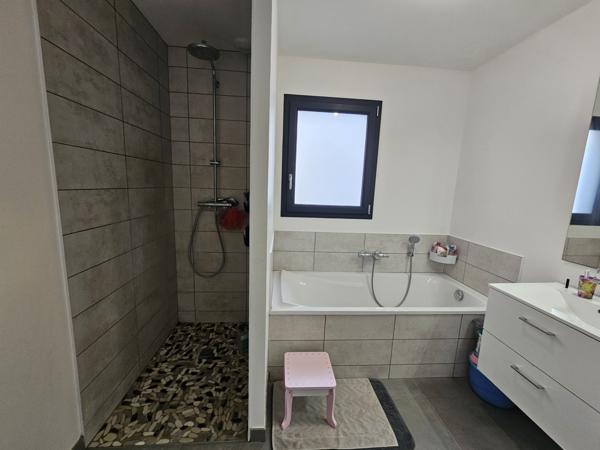 Montamisé, maison Plain pied de type 5 avec garage et jardin.