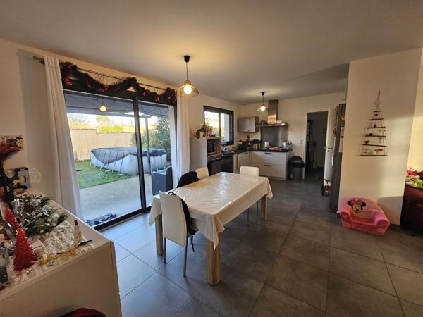 Montamisé, maison Plain pied de type 5 avec garage et jardin.