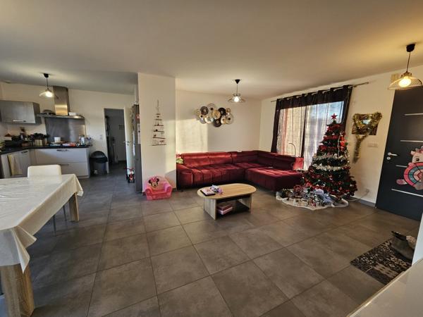 Montamisé, maison Plain pied de type 5 avec garage et jardin.