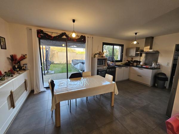 Montamisé, maison Plain pied de type 5 avec garage et jardin.