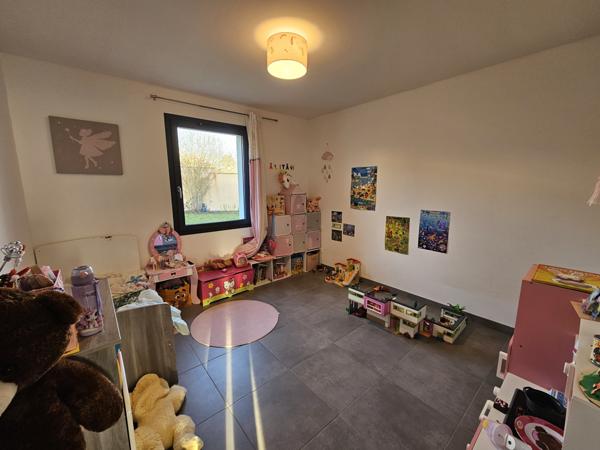 Montamisé, maison Plain pied de type 5 avec garage et jardin.