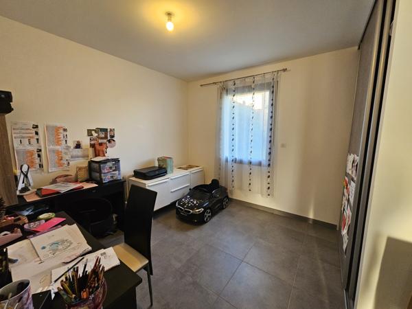 Montamisé, maison Plain pied de type 5 avec garage et jardin.