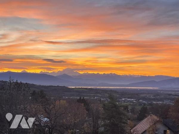 Parcelle de terrain à bâtir viabilisée de 925m² vue Mont Blanc, libre constructeur.