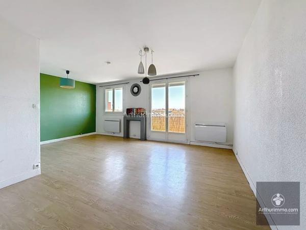 Vente                                                      Appartement
                        
                     3 pièces                      64 m2                     à Roanne