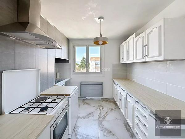 Vente                                                      Appartement
                        
                     3 pièces                      64 m2                     à Roanne