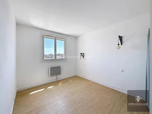 Vente                                                      Appartement
                        
                     3 pièces                      64 m2                     à Roanne