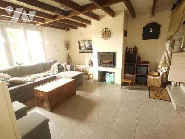  Nichée dans un environnement calme et verdoyant, cette maison de plain-pied offre un cadre de ...