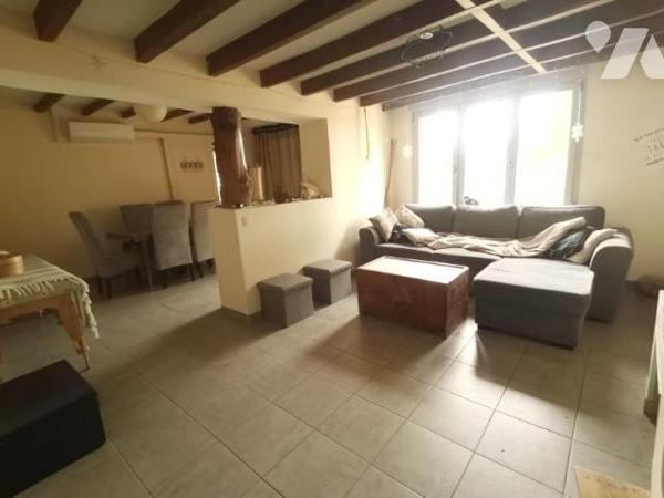  Nichée dans un environnement calme et verdoyant, cette maison de plain-pied offre un cadre de ...