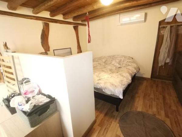  Nichée dans un environnement calme et verdoyant, cette maison de plain-pied offre un cadre de ...