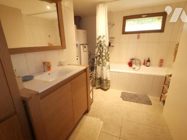  Nichée dans un environnement calme et verdoyant, cette maison de plain-pied offre un cadre de ...