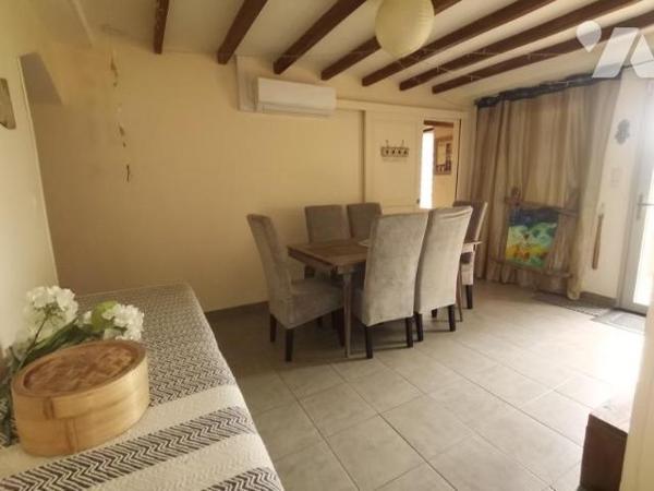  Nichée dans un environnement calme et verdoyant, cette maison de plain-pied offre un cadre de ...