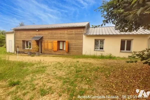  Nichée dans un environnement calme et verdoyant, cette maison de plain-pied offre un cadre de ...