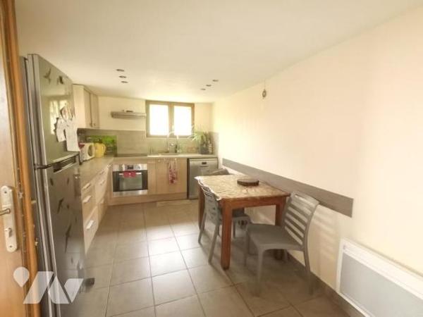  Nichée dans un environnement calme et verdoyant, cette maison de plain-pied offre un cadre de ...