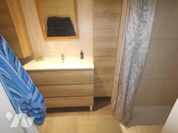  Nichée dans un environnement calme et verdoyant, cette maison de plain-pied offre un cadre de ...