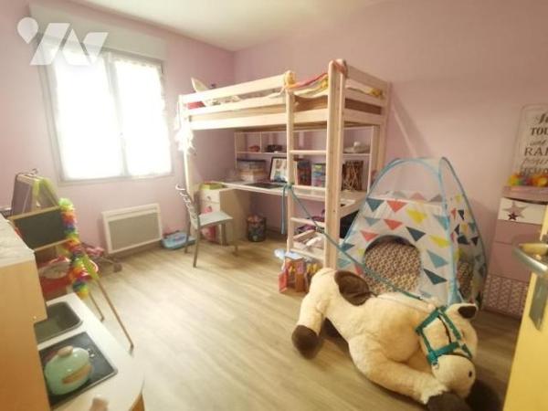  Nichée dans un environnement calme et verdoyant, cette maison de plain-pied offre un cadre de ...