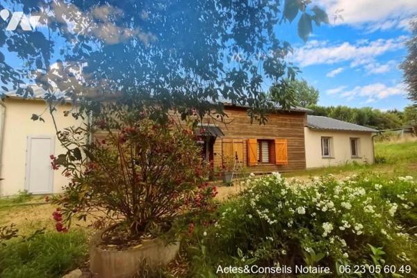  Nichée dans un environnement calme et verdoyant, cette maison de plain-pied offre un cadre de ...