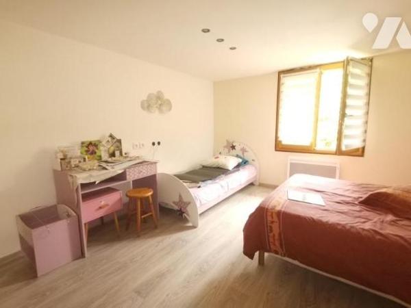  Nichée dans un environnement calme et verdoyant, cette maison de plain-pied offre un cadre de ...