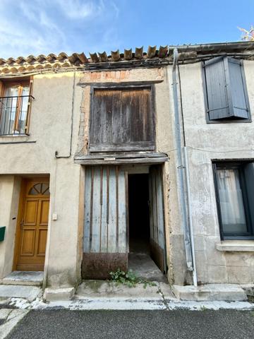 Trèbes maison à rénover sur trois niveaux avec remise en face et possibilité garages supplémentaires