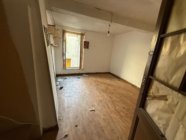 Trèbes maison à rénover sur trois niveaux avec remise en face et possibilité garages supplémentaires