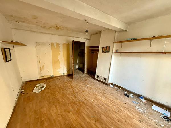 Trèbes maison à rénover sur trois niveaux avec remise en face et possibilité garages supplémentaires